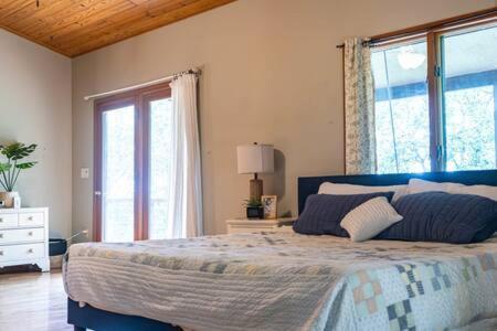 Cozy 2 Bedroom Cabin Nestled In Wooded Hideaway Monterey Exterior photo