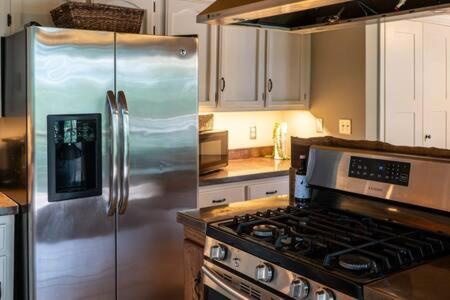 Cozy 2 Bedroom Cabin Nestled In Wooded Hideaway Monterey Exterior photo