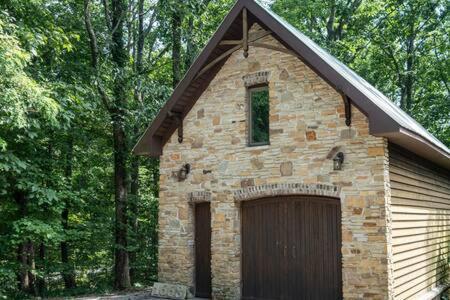 Cozy 2 Bedroom Cabin Nestled In Wooded Hideaway Monterey Exterior photo