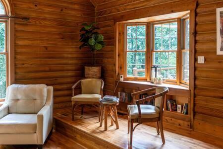 Cozy 2 Bedroom Cabin Nestled In Wooded Hideaway Monterey Exterior photo