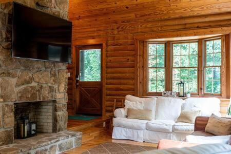 Cozy 2 Bedroom Cabin Nestled In Wooded Hideaway Monterey Exterior photo