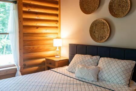 Cozy 2 Bedroom Cabin Nestled In Wooded Hideaway Monterey Exterior photo