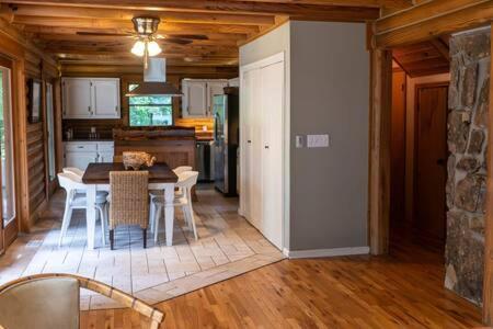 Cozy 2 Bedroom Cabin Nestled In Wooded Hideaway Monterey Exterior photo