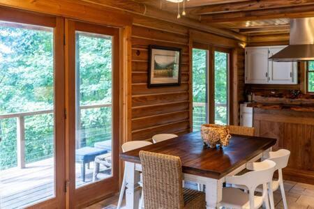 Cozy 2 Bedroom Cabin Nestled In Wooded Hideaway Monterey Exterior photo