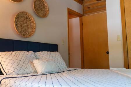 Cozy 2 Bedroom Cabin Nestled In Wooded Hideaway Monterey Exterior photo