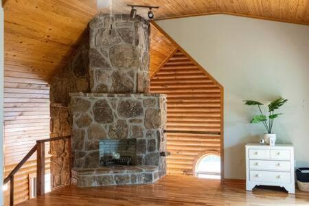 Cozy 2 Bedroom Cabin Nestled In Wooded Hideaway Monterey Exterior photo