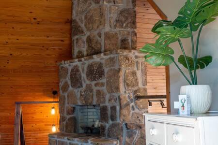 Cozy 2 Bedroom Cabin Nestled In Wooded Hideaway Monterey Exterior photo