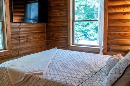Cozy 2 Bedroom Cabin Nestled In Wooded Hideaway Monterey Exterior photo