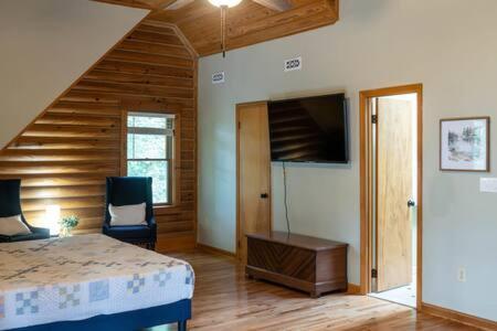 Cozy 2 Bedroom Cabin Nestled In Wooded Hideaway Monterey Exterior photo