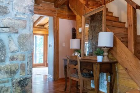 Cozy 2 Bedroom Cabin Nestled In Wooded Hideaway Monterey Exterior photo