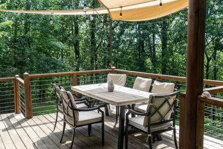 Cozy 2 Bedroom Cabin Nestled In Wooded Hideaway Monterey Exterior photo